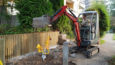 Spielplatz mit Bagger bearbeiten